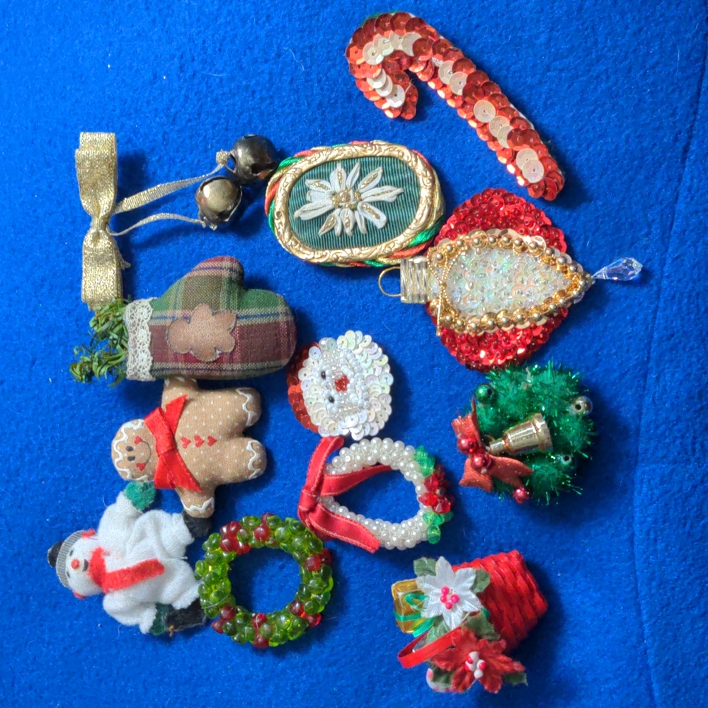 A059 🔥 5 For $35 🔥 Lot of 12 Handmade Christmas Brooches